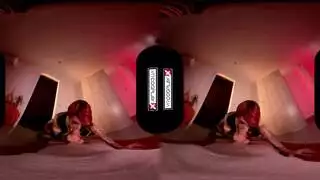 مص في الواقع الافتراضي: فتاة مغرية تأخذ قضيبًا ضخمًا في فمها