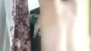 مراهقة حافية الأقدام تتعرض للضرب على الشاطئ وهي ترتدي الكعب فقط
