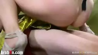 مشهد بورنو ملحمي: داني دي ينيك كليوباترا بقسوة