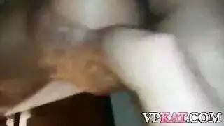 القضيب الأسود الكبير يتلقى مصة رطبة ثم يضرب كسها بوضعية الاستلقاء