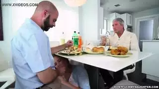 الفتاة القذرة تتخيل صديق والدها، وتنتهي بمص ونكاح