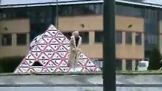 نجمه البورن كارينا كابور تأخذه بعمق