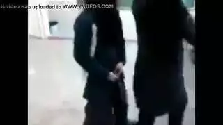 حلوة مصرية ساخنة تأخذ إصبع قوي من صاحبتها في المدرسة