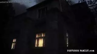 سوزان المثيرة تتوسل لاختراق شرجي مزدوج في ثنائي جنسي صريح