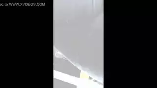 مضارب جائع يهيمن على مؤخرة زرقاء في مقطع إباحي